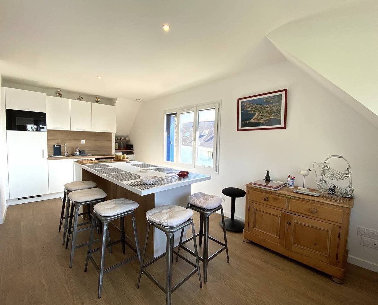 Appartement entier, Bel appartement rénové Vue Mer à 200m plage au centre de Tregastel in Coz-Pors, Trégastel