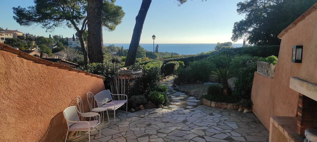 Gîte pour 8 personnes, avec terrasse ainsi que piscine et jardin