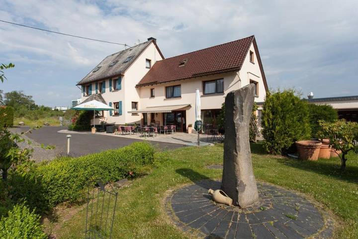 Hotel für 2 Personen, mit Terrasse und Garten sowie Ausblick, mit Haustier am Nürburgring - 3