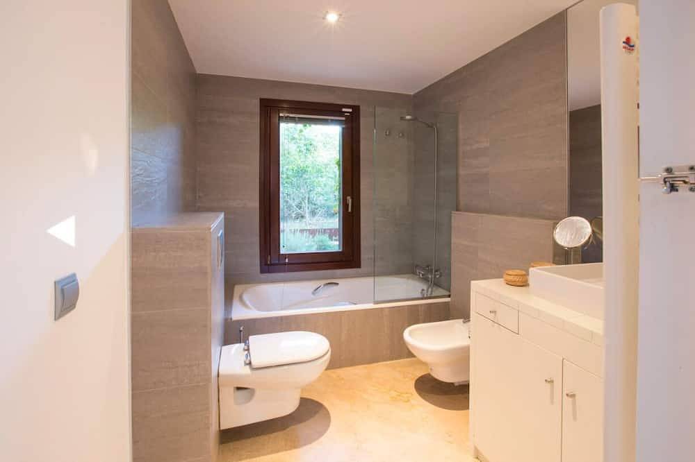 Prachtige moderne design villa op berg op unieke locatie, terrassen en zwembad in George Sand, Valldemossa