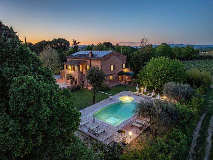 Villa pour 14 personnes, avec jardin et jacuzzi, animaux acceptés à Montepulciano
