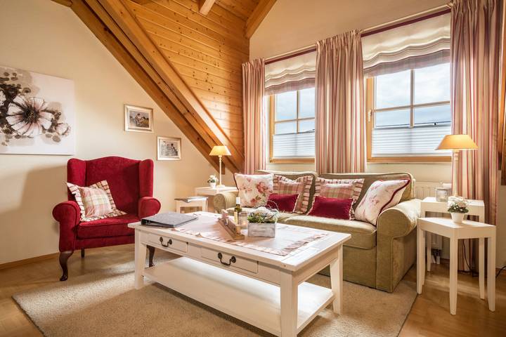 Ganze Wohnung, Charmante Ferienwohnung 5 auf dem "Trostelhof" mit Balkon in Neufrach, Salem