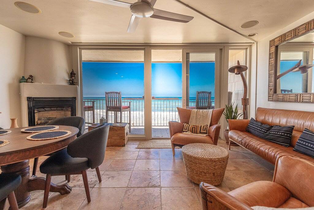 Ganze Wohnung, Oceanfront Condo on Sand, Walk to Carlsbad Village in Carlsbad, San Diego County
