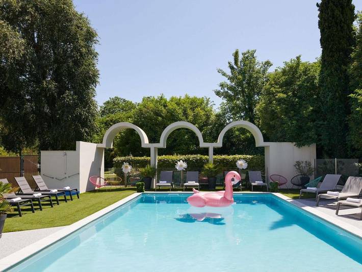 Hôtel pour 2 personnes, avec vue ainsi que piscine et jardin à Châteaubernard