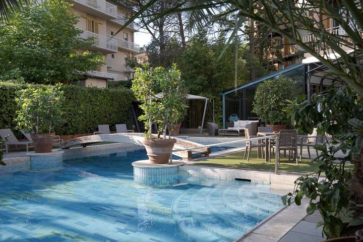 Hôtel pour 4 personnes, avec jacuzzi et jardin ainsi que piscine et sauna