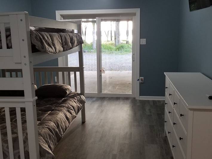 Vacation rental for 16 people, with hot tub and yard in Lake Anna