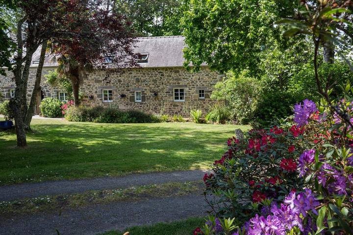 Location de vacances pour 10 personnes, avec piscine ainsi que jardin et vue, adapté aux familles à Hôpital-Camfrout - 4