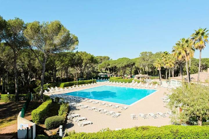 Studio pour 4 personnes, avec piscine ainsi que vue et balcon, animaux acceptés