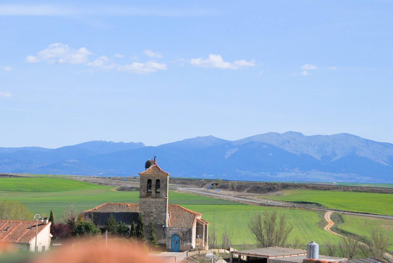 'El Rincón Oriental-Ático Terraza' con Vista a la Montaña, Wi-Fi y Aire Acondicionado in Roda de Eresma, Provincia de Segovia