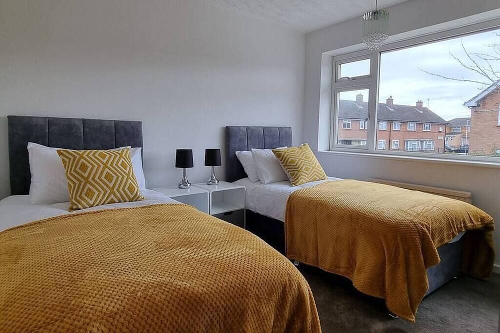 Pastures Way House - Lovely and Spacious 4 Bed House near L & D Hospital in Luton, Chiltern Hills