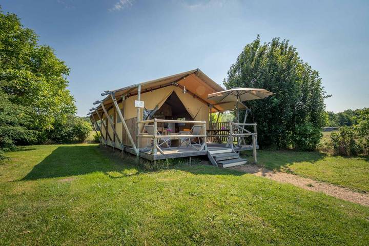 Cottage pour 5 personnes, avec terrasse et sauna ainsi que piscine et jardin à Saires