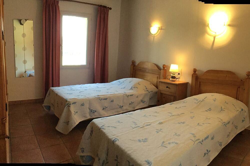 Parte de una casa de campo provenzal con piscina disfrutando de una vista del Ventoux. in Bédarrides, Vaucluse