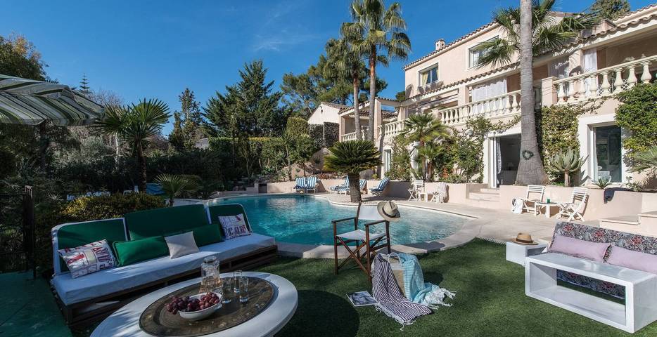 Villa for 16 people, with garden and terrace, with pets in Antibes