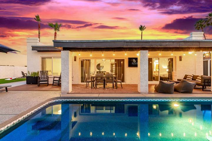 Vacation rental for 6 people, with balcony and yard, kid friendly in Camelback Mountain