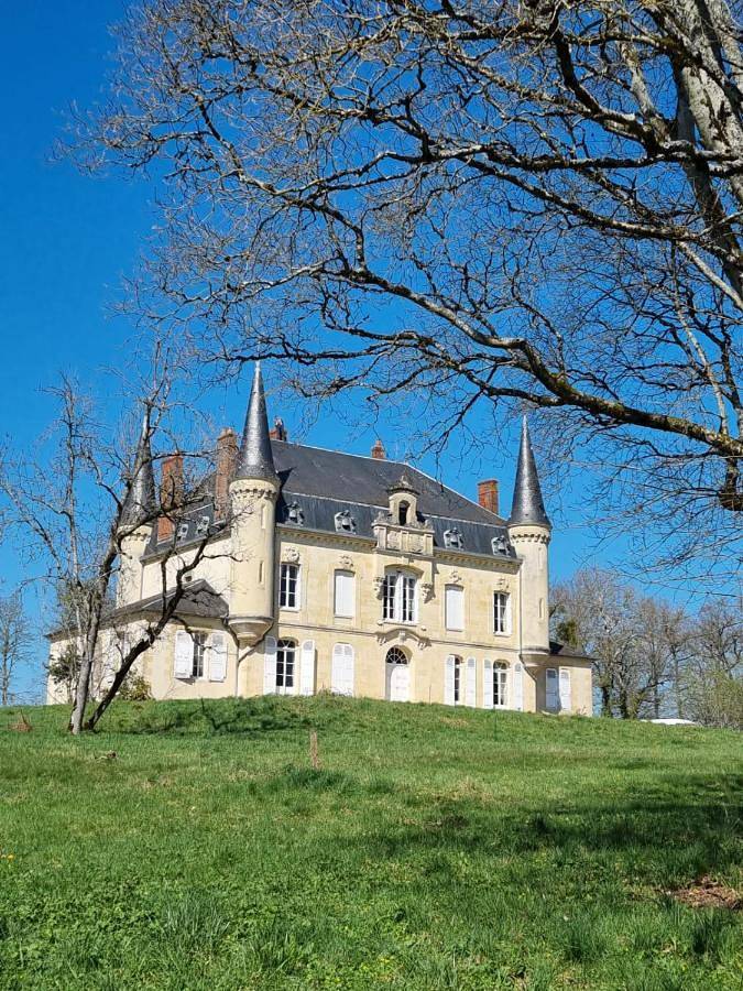 Chambre d’hôte pour 2 personnes, avec Terrasse et Jardin ainsi que Piscine et Vue à Moulins-Engilbert