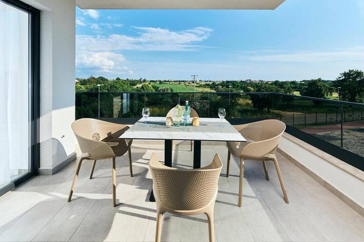 Ferienwohnung für 4 Personen, mit Balkon und Terrasse in Kaldanija
