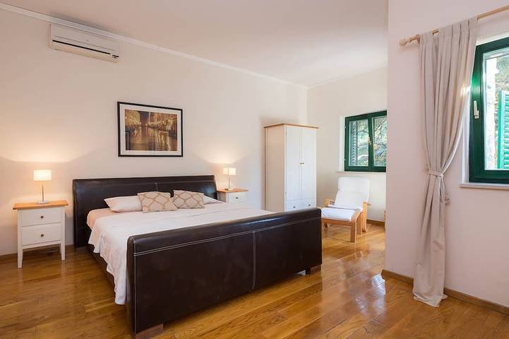 Strandvilla mit 5 Schlafzimmern auf Peljesac. Atemberaubender Strand. 1. Reihe. Amerikanischer Besitzer in Orebic, Dubrovnik-Neretva