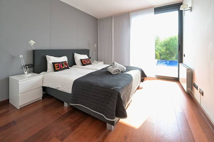 Luxurious villa with spectacular Seaview,  Airco and private Infinity pool in Sitges, Garraf