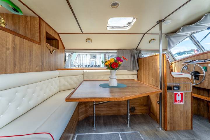 Boat 'Pénichette Odyssey Cruises' with Lake View, Private Terrace and Air Conditioning in Bellegarde, Nimes region