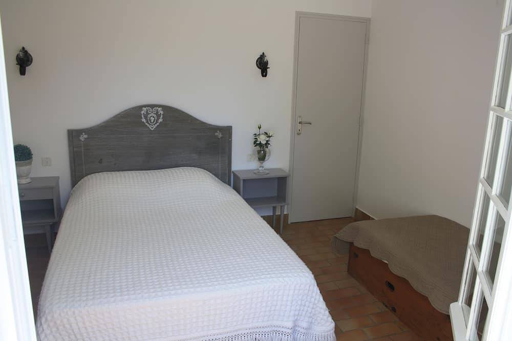 Entire apartment, Ground level furnished apartment in beautiful bloomed and planted property in Saint-Pierre-de-Vassols, Parc naturel régional du Mont-Ventoux