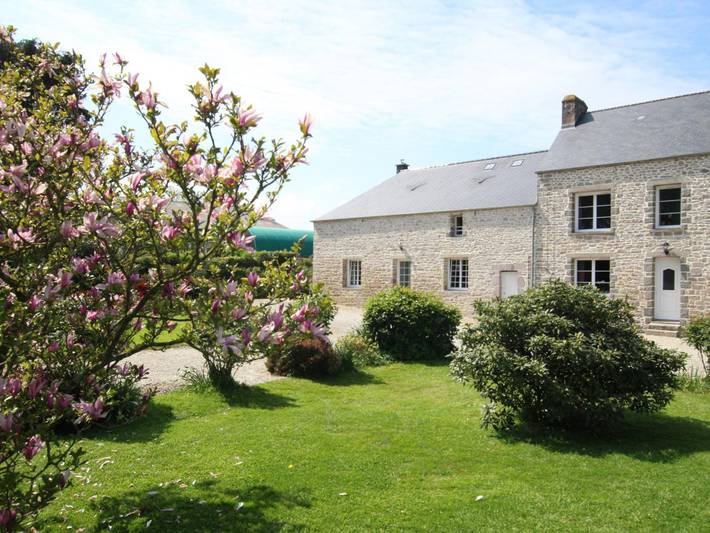 Gîte pour 6 personnes, avec jardin dans Couville