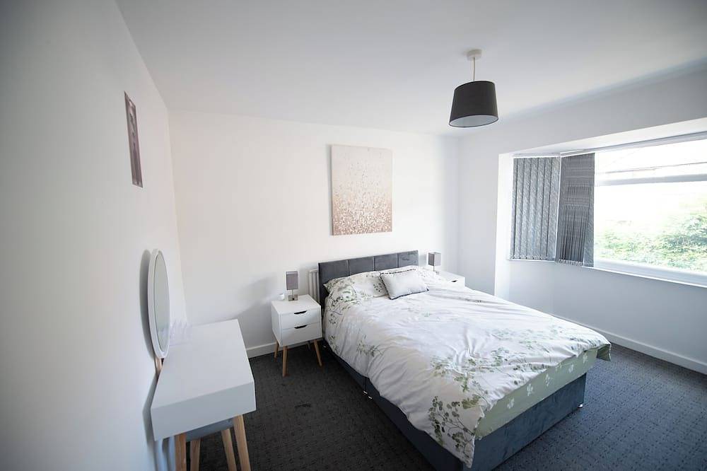 Spacious 3-Bed Home | Manchester Airport | Free Parking | Sleeps 10 in Heaton Mersey, Stockport