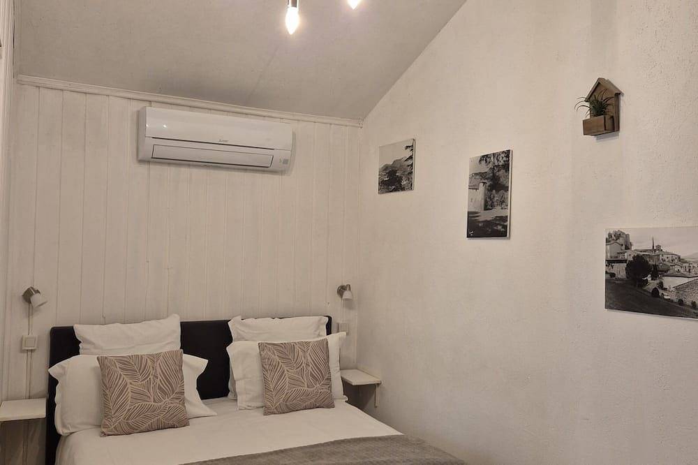 Entire apartment, Studio-Cottage-Ensuite with Shower-Courtyard view in Crest, Die region