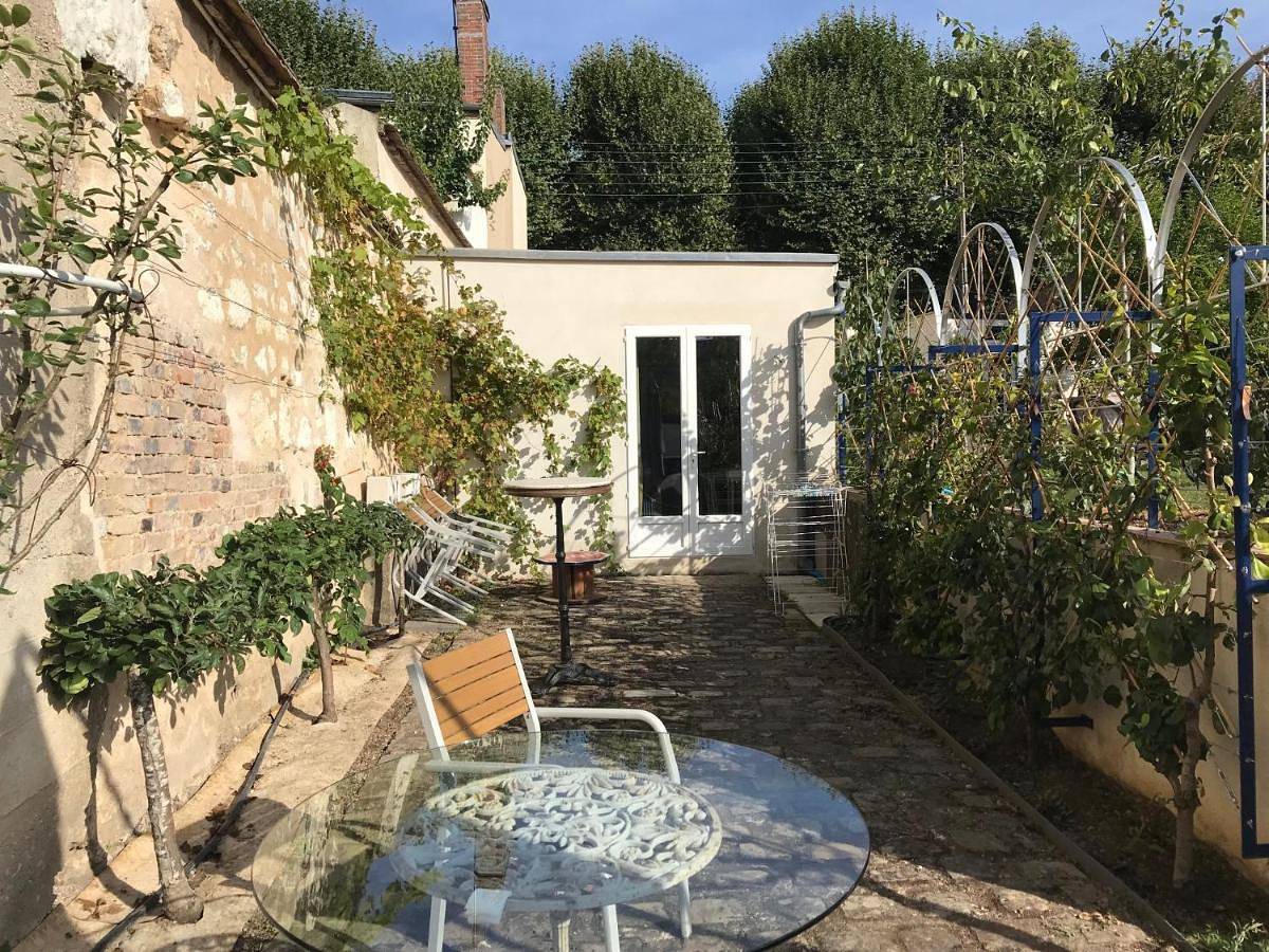 Family Room with Private Terrace and garden view in Sens, Yonne