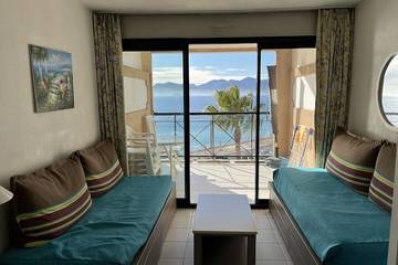 Gîte pour 2 personnes, avec balcon ainsi que jardin et piscine dans Theatre De La Licorne