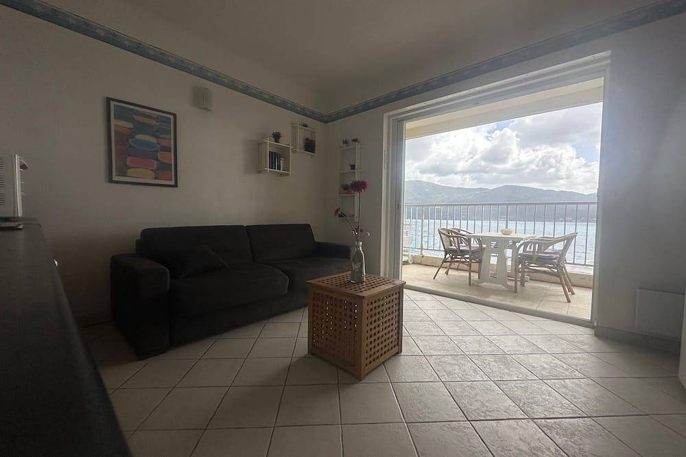 Appartement entier, Appartement en dernier étage  avec terrasse : vue mer imprenable in Tiuccia, Casaglione