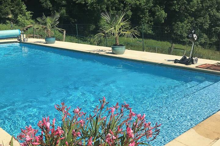 Location de vacances pour 8 personnes, avec jardin et piscine, animaux acceptés à Burlats