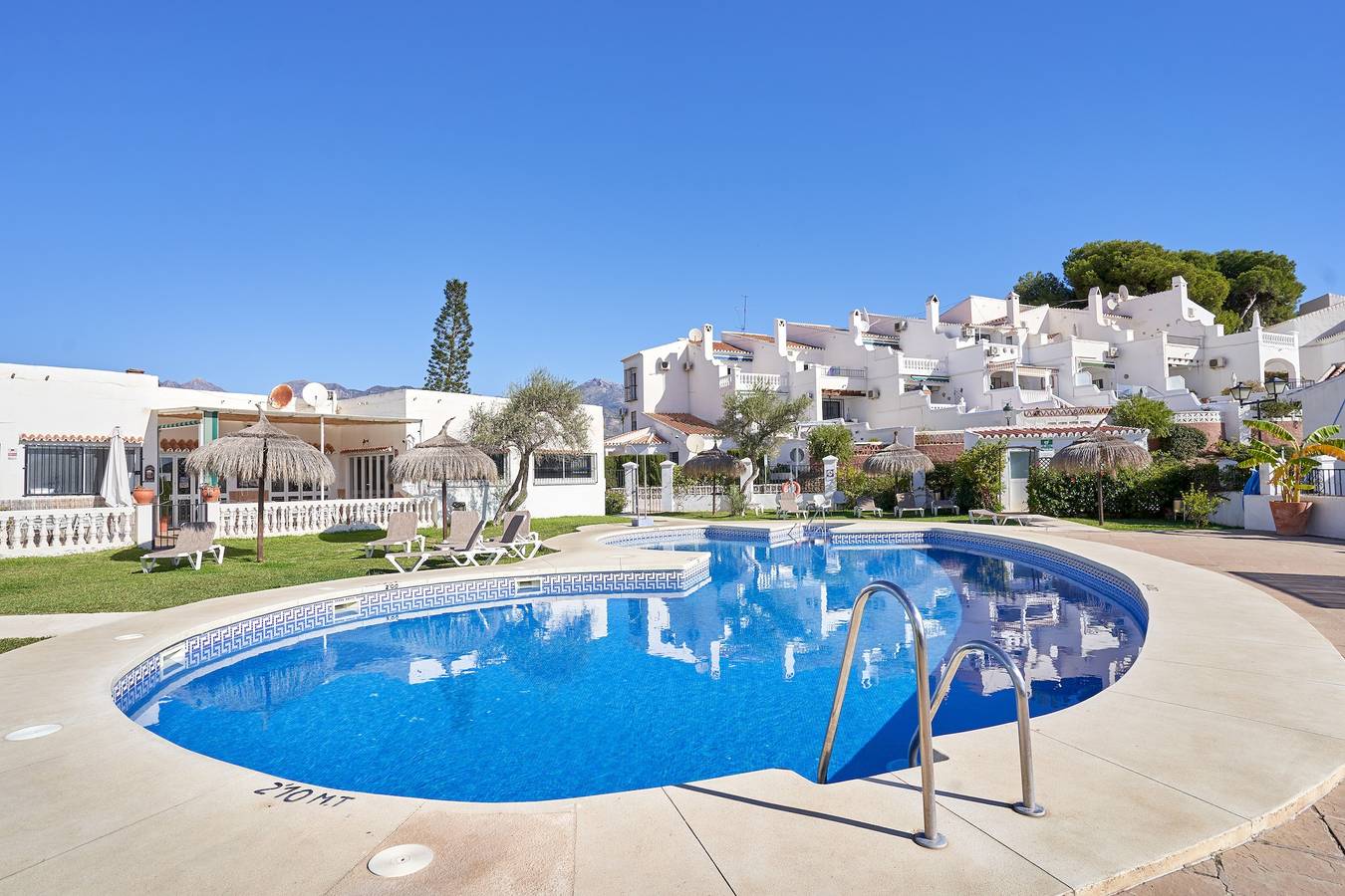 Casa de vacaciones 'Casa Andalucía' con vistas al mar, Wi-Fi y aire acondicionado in Urbanización Tropicana, Nerja