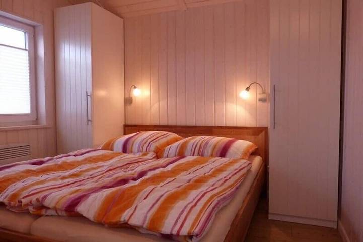 Ferienhaus für 6 Personen, mit Whirlpool und Terrasse sowie Garten und Sauna in Wesselburenerkoog - 4