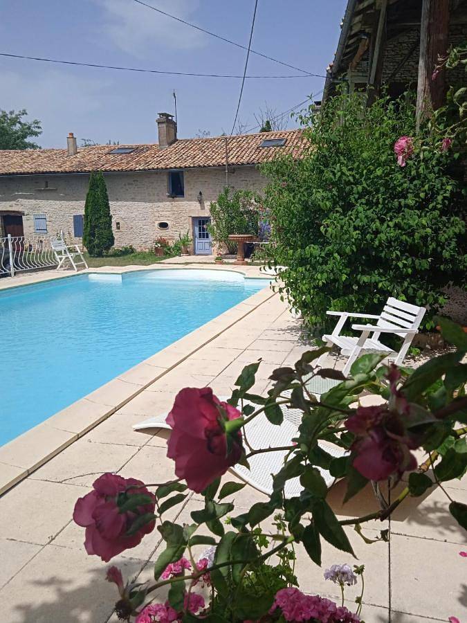 Location de vacances pour 2 personnes, avec Terrasse et Jardin ainsi que Piscine et Vue à Brux