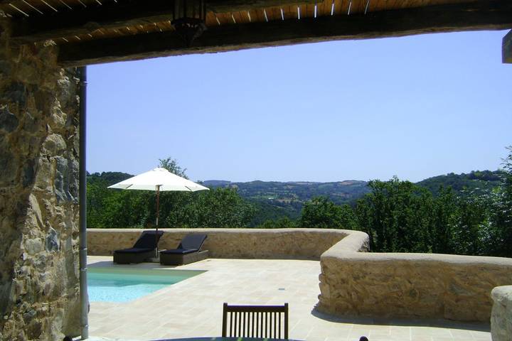 Gîte pour 2 personnes, avec terrasse ainsi que jardin et piscine à Maleville