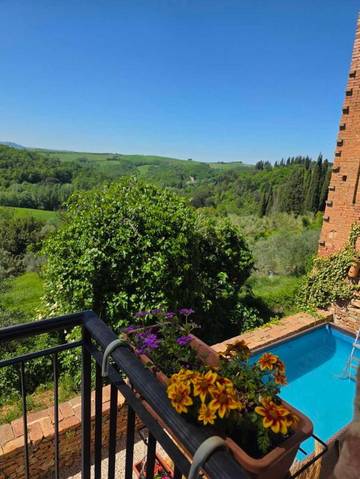 Chambre d’hôte pour 2 personnes, avec vue ainsi que balcon et piscine à Montalcino