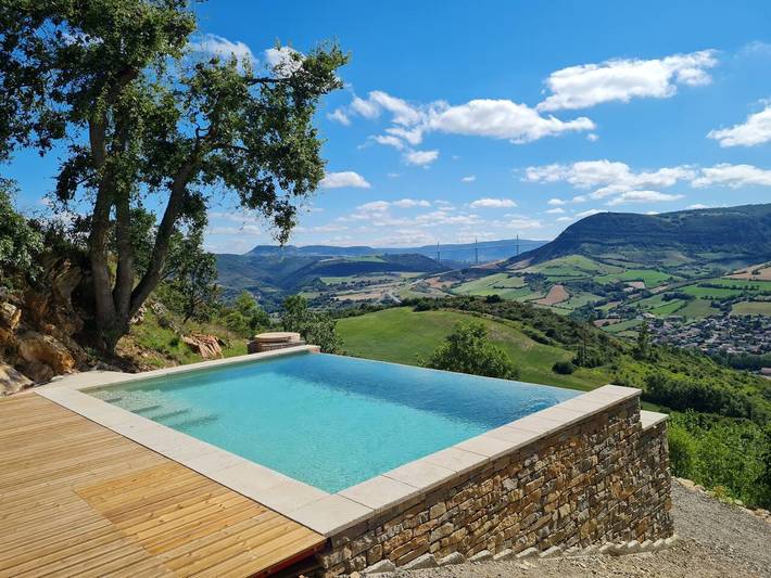 Gîte pour 3 personnes, avec piscine et jardin à Saint-Georges-de-Luzençon