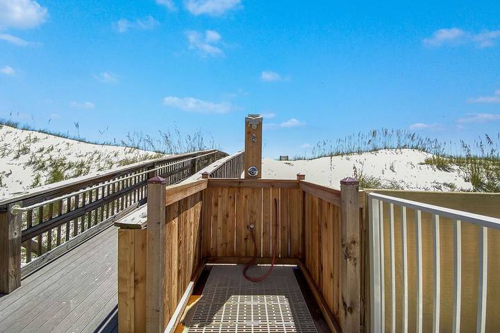 Vacation rental for 6 people, with pool and balcony by Orange Beach