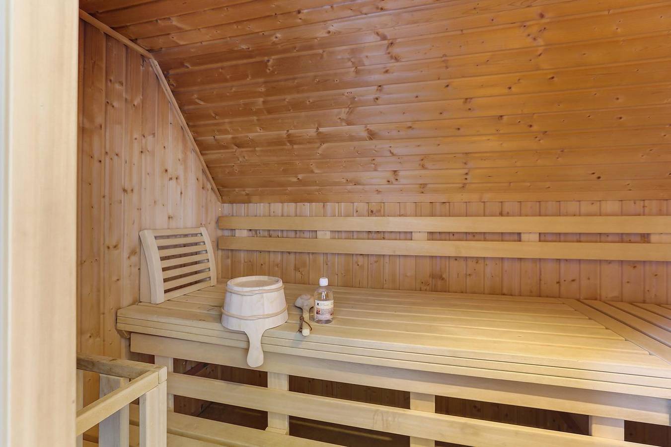 Schönes 8-Personen-Ferienhaus in Westerbork mit Sauna und Außen Spa. in Drenthe