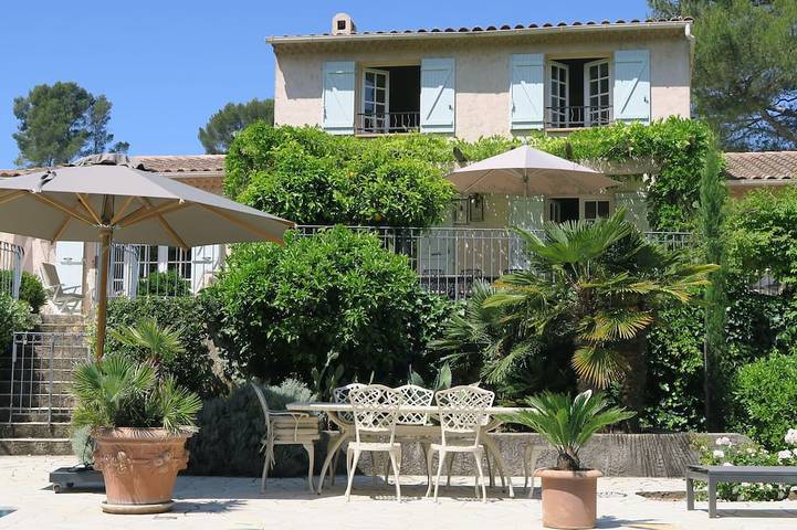 Location de vacances pour 8 personnes, avec terrasse et jardin à Le Revest-les-Eaux