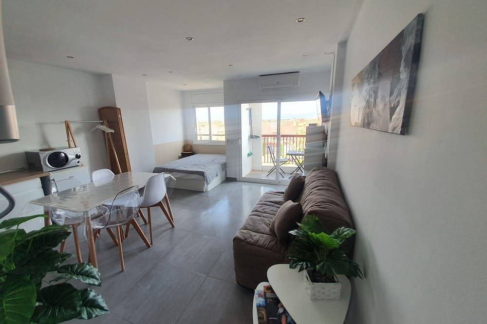 Entire apartment, Large air-conditioned beachfront studio up to 4 people close to shops in Empuriabrava, Upper Empordà