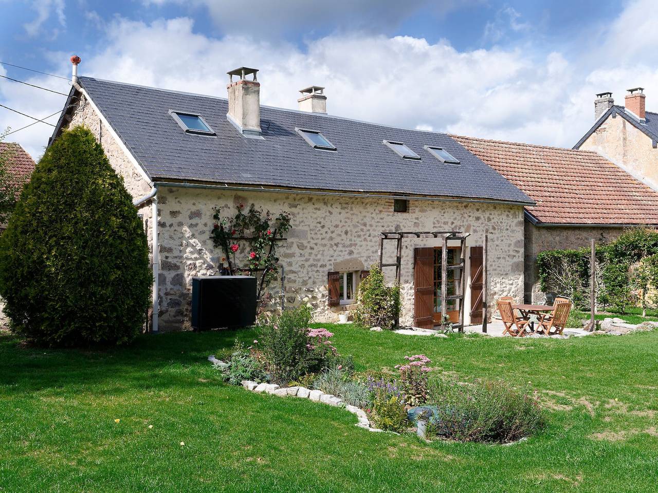 Cabaña acogedora en el bosque con gran jardín in Región de Montbard