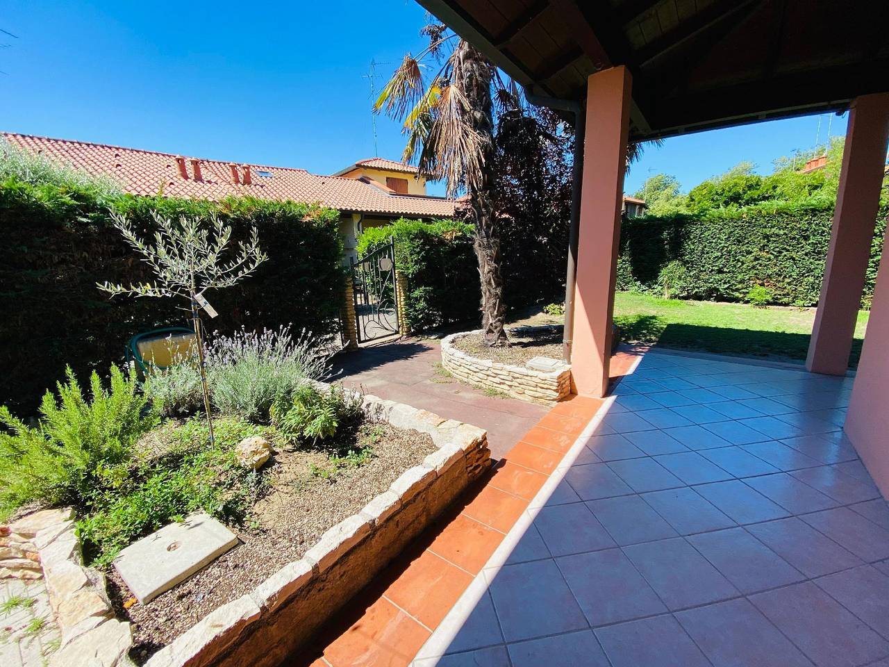 Modern head house with large garden in Lido delle Nazioni, Province de Ferrare