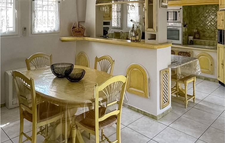 140qm City-Center Wohnung mit Parkplatz, TV, Garten, Pool & Internet in Puisserguier, Mittelmeerküste (Frankreich)
