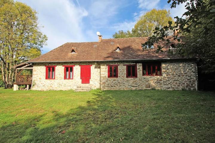 Gîte pour 15 personnes, avec piscine et jardin, animaux acceptés à Château-Chervix