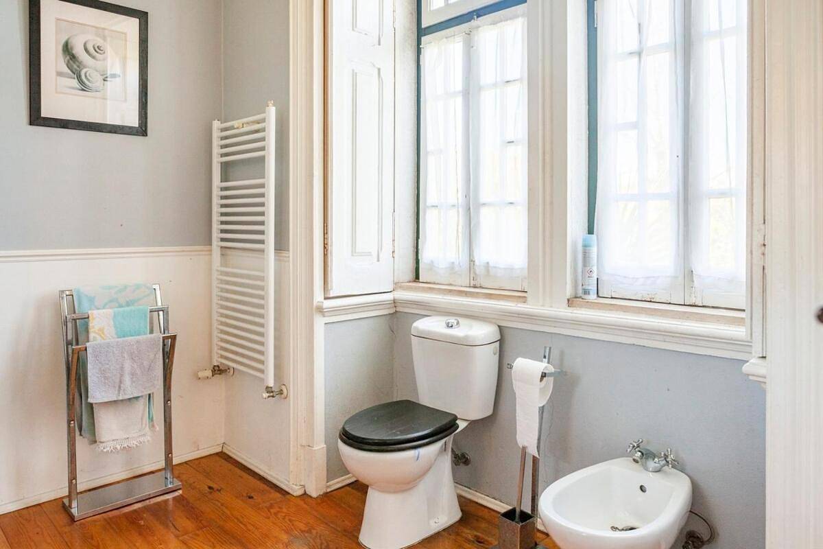 Apartamento de férias inteiro, B&B Quarto Violeta com Chaminé in Ramalhal, Distrito de Lisboa