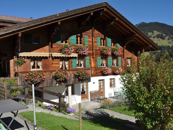 Hütte für 4 Personen, mit Balkon in Gstaad