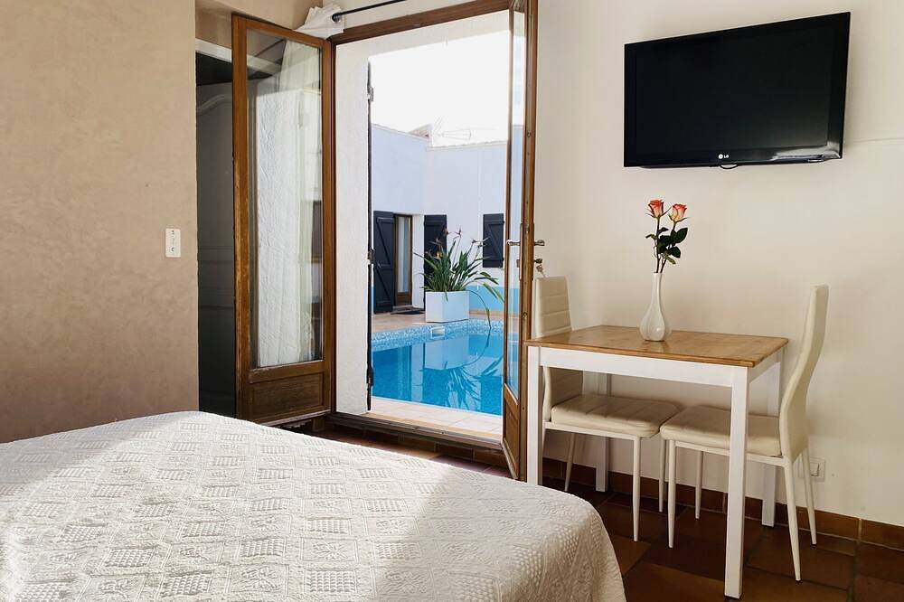Ganze Wohnung, Studio-Studio-Klassisch-Ensuite mit Dusche-Poolblick in La Crau, Mittelmeerküste (Frankreich)