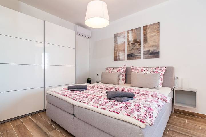 Ferienhaus für 9 Personen, mit Garten und Balkon in Peroj