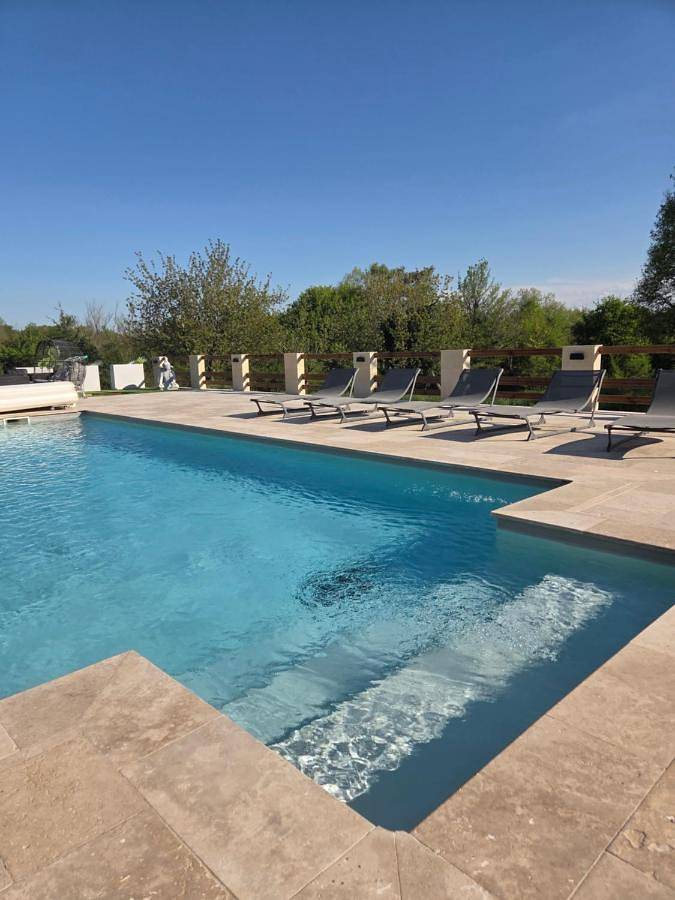 Location de vacances pour 8 personnes, avec jacuzzi ainsi que piscine et terrasse à Cessac (homonymie)